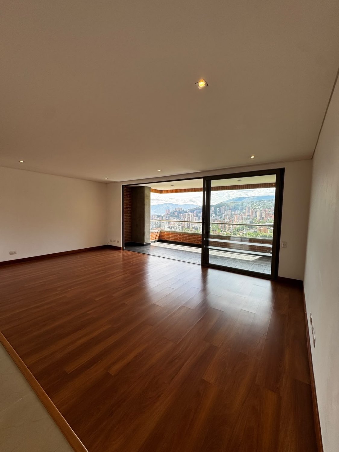 Amplio Apartamento con vista a Medellín en Renta Tradicional  - Image 22