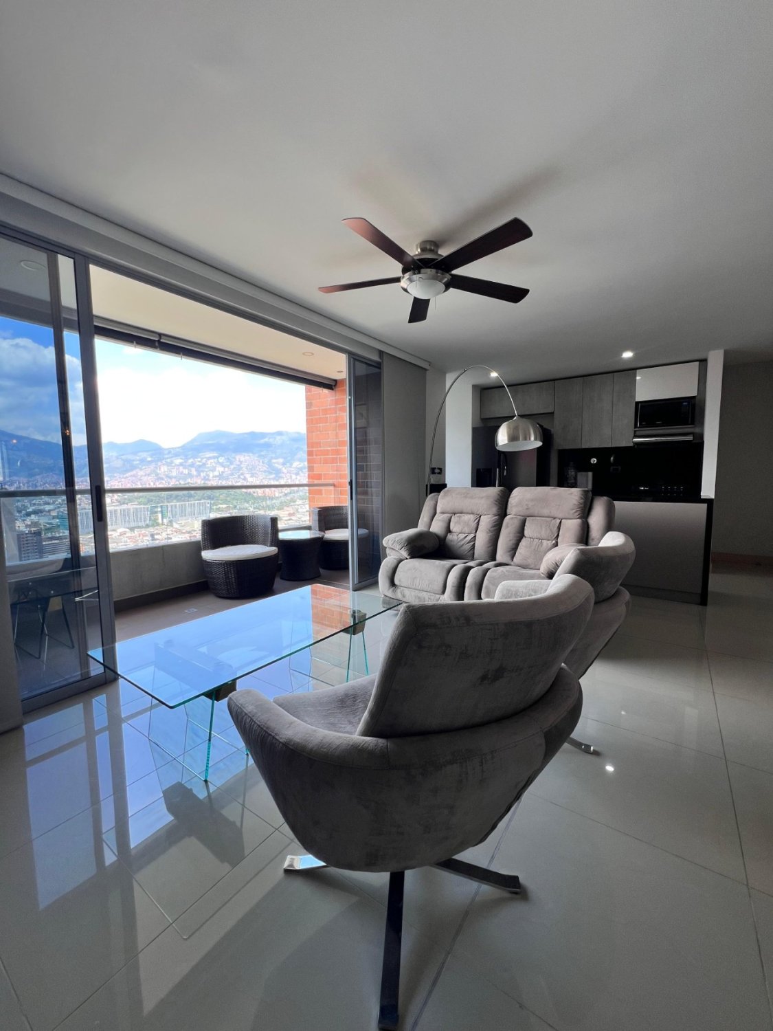 High-Floor Furnished Apartment with Stunning Views – Castropol