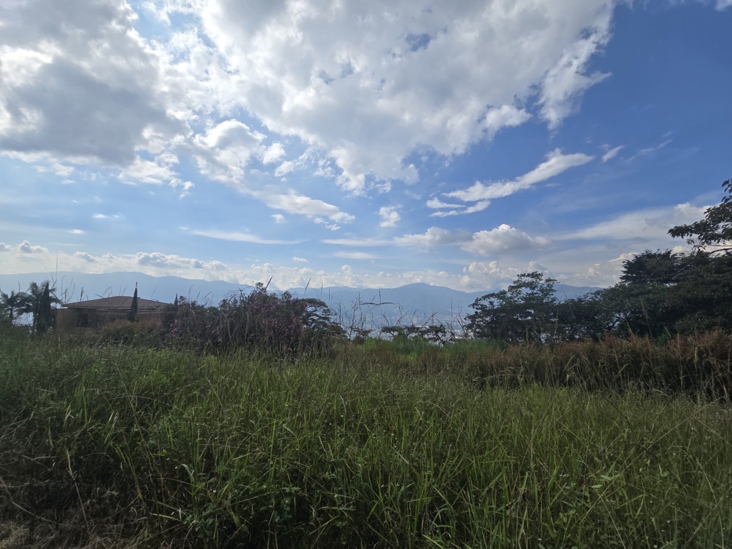 Exclusivo lote en venta en el poblado con Vista Panorámica  - Image 2