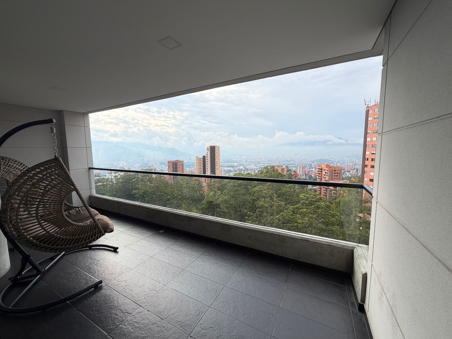 Apartamento amoblado moderno en el tesoro - Image 3