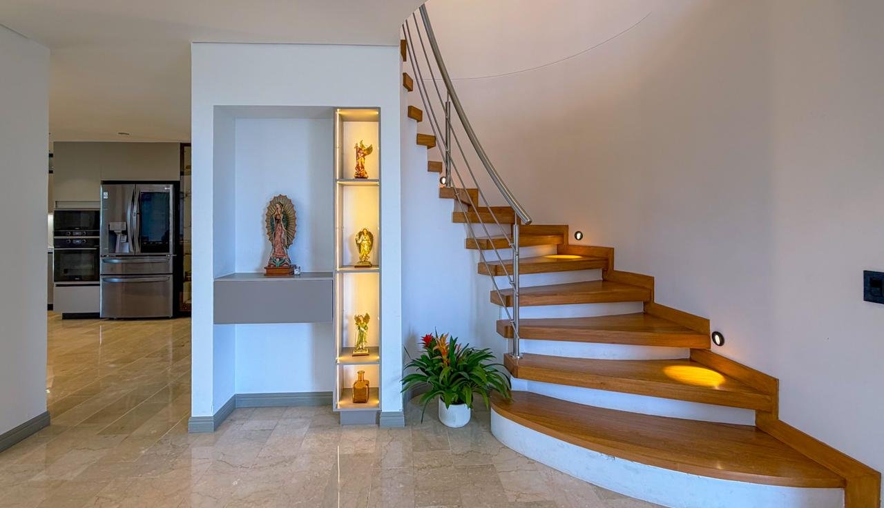 En Venta Amplia casa con Zonas verdes en Medellín (Poblado) - Image 11