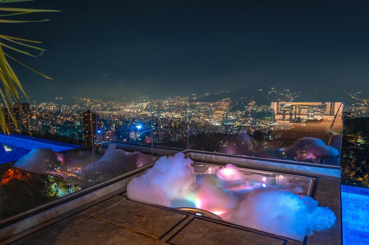Exclusiva Mansión con Vista a todo medellin en Venta  - Image 4