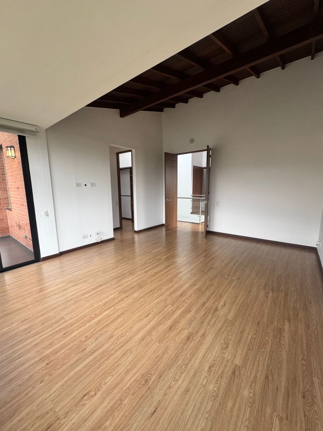 Oasis Luminoso en las Montañas - Image 5