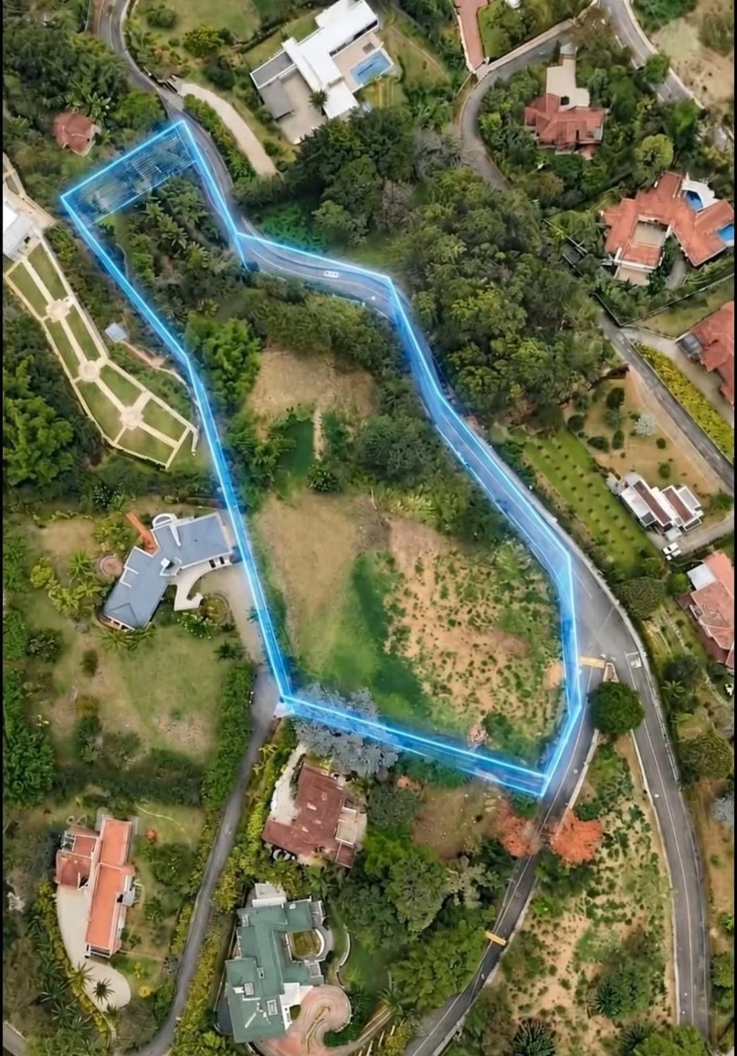 Exclusivo lote en venta con vista a la ciudad  — 2