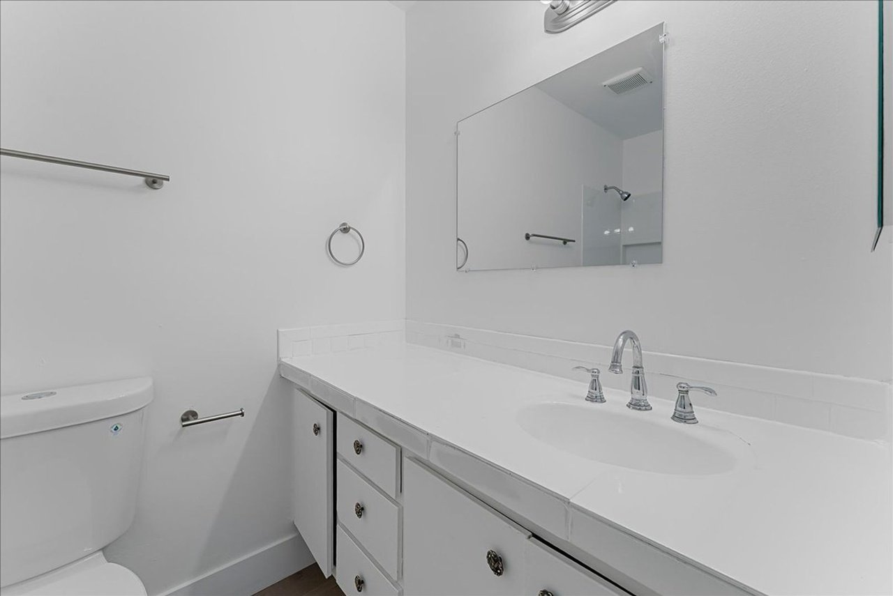 Tarzana Apartment - Image 2