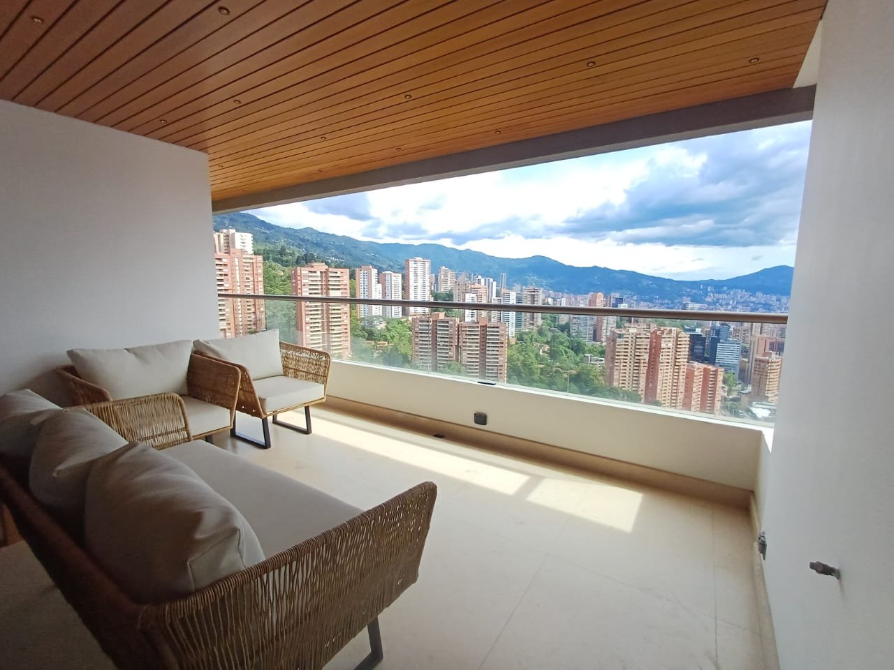 Gran apartamento con vista a la ciudad en Renta en el poblado  — 21