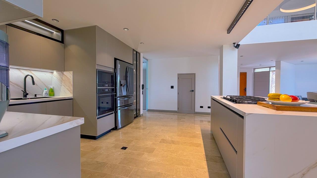 En Venta Amplia casa con Zonas verdes en Medellín (Poblado) - Image 8