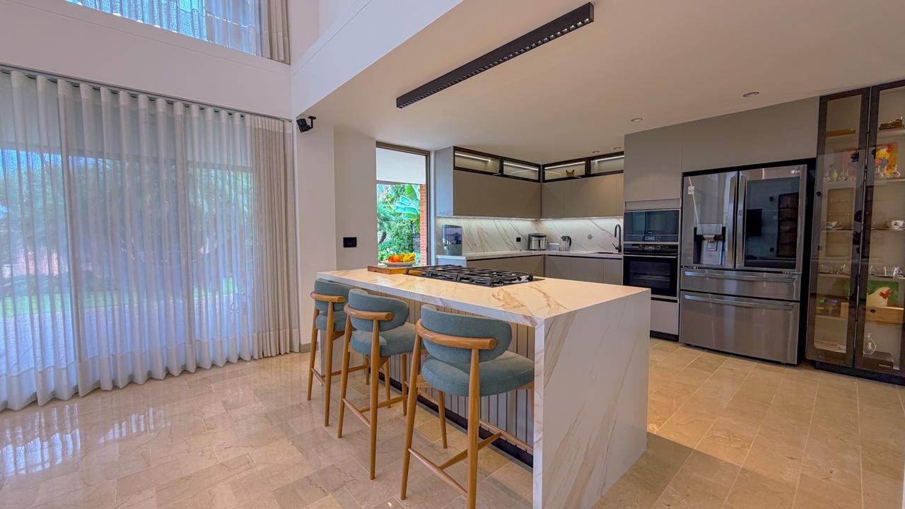 En Venta Amplia casa con Zonas verdes en Medellín (Poblado) - Image 6