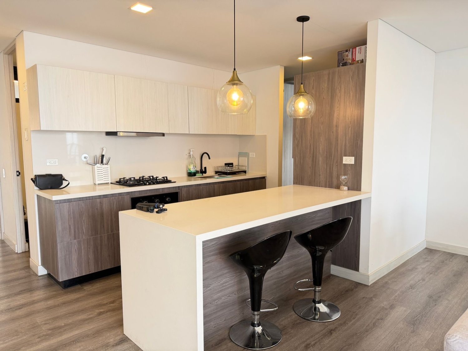 Apartamento amoblado moderno en el tesoro - Image 2