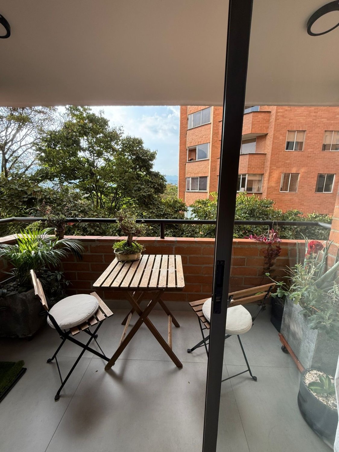 Moderno Apartamento Amoblado en Ubicación Central - Image 3