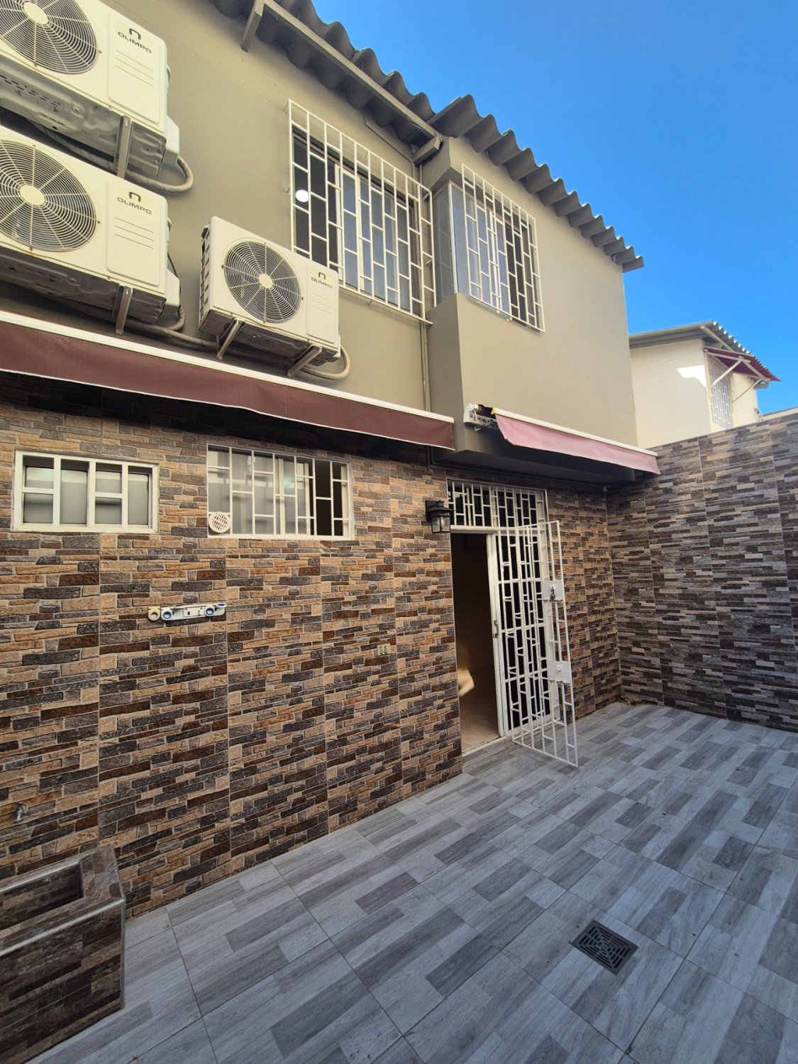 VENTA CASA DE 2 NIVLES EN VILLA CAROLINA - LIBRE DE GRAVAMENES - Image 3