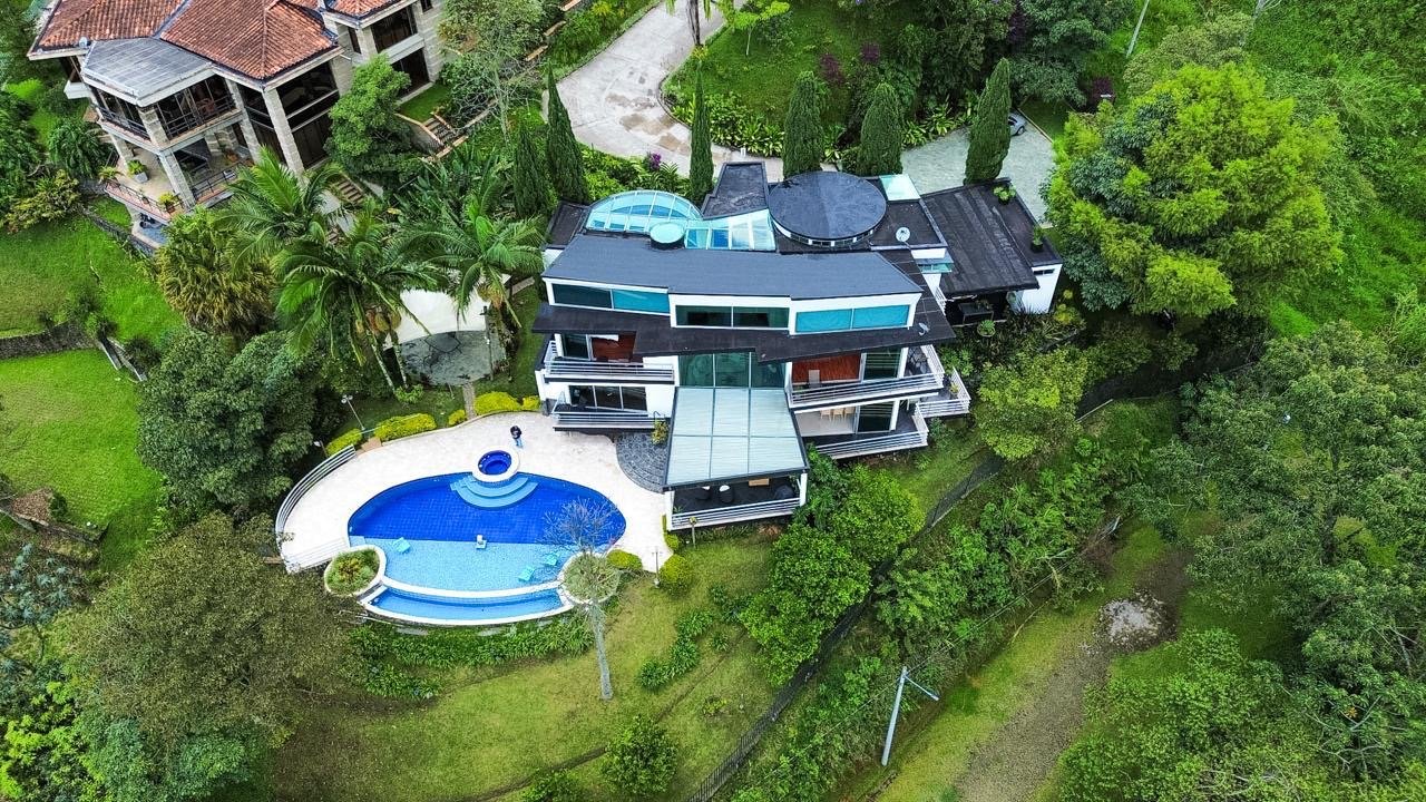 Exclusiva Casa con Vistas Impresionantes en Parcelacion (Poblado) - Image 2