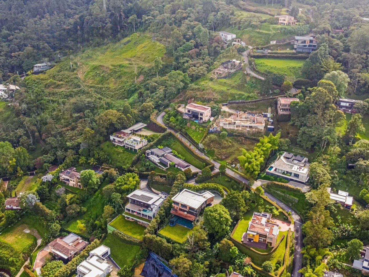Exclusivo Lote en parcelación con vista a la ciudad  — 2