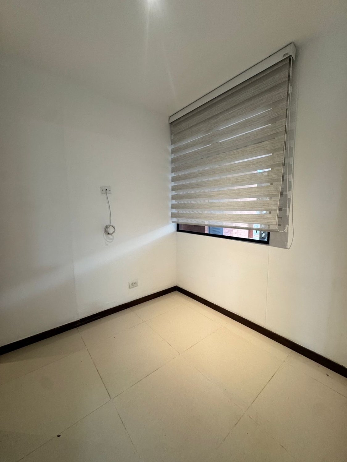 Oasis Luminoso en las Montañas - Image 4