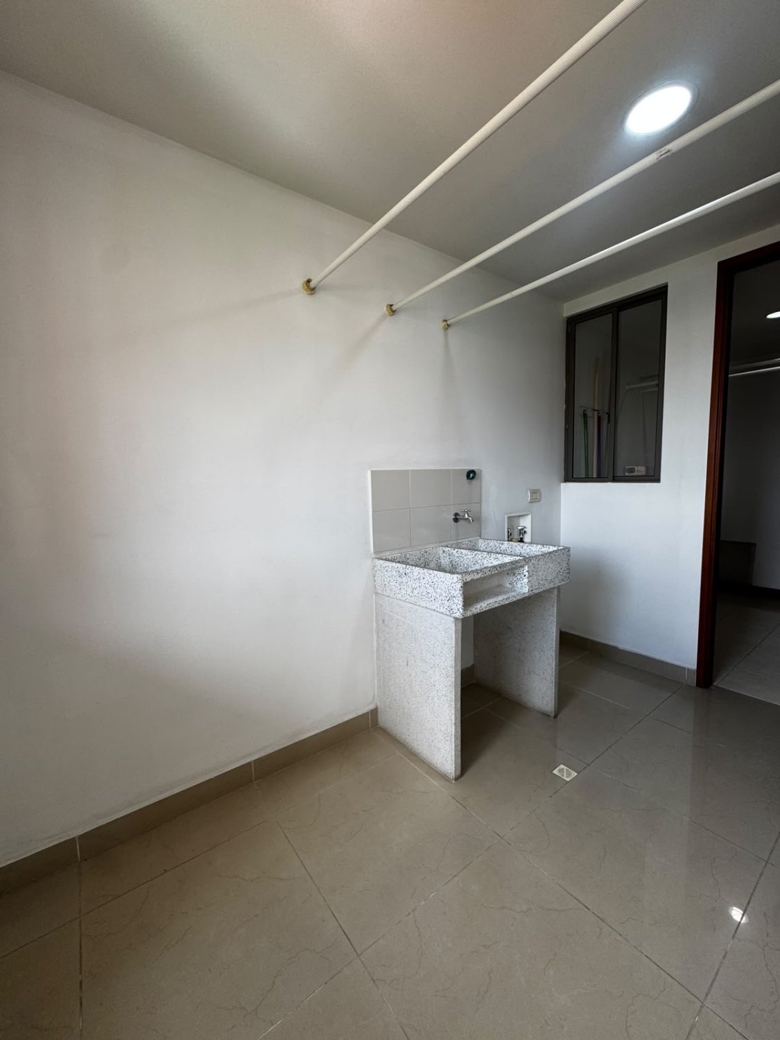 Amplio Apartamento con vista a Medellín en Renta Tradicional  - Image 19