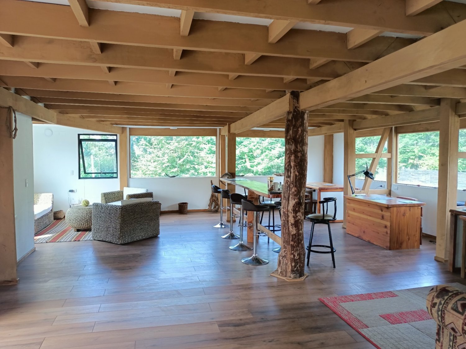 Propiedad comercial de tres pisos  - Image 3