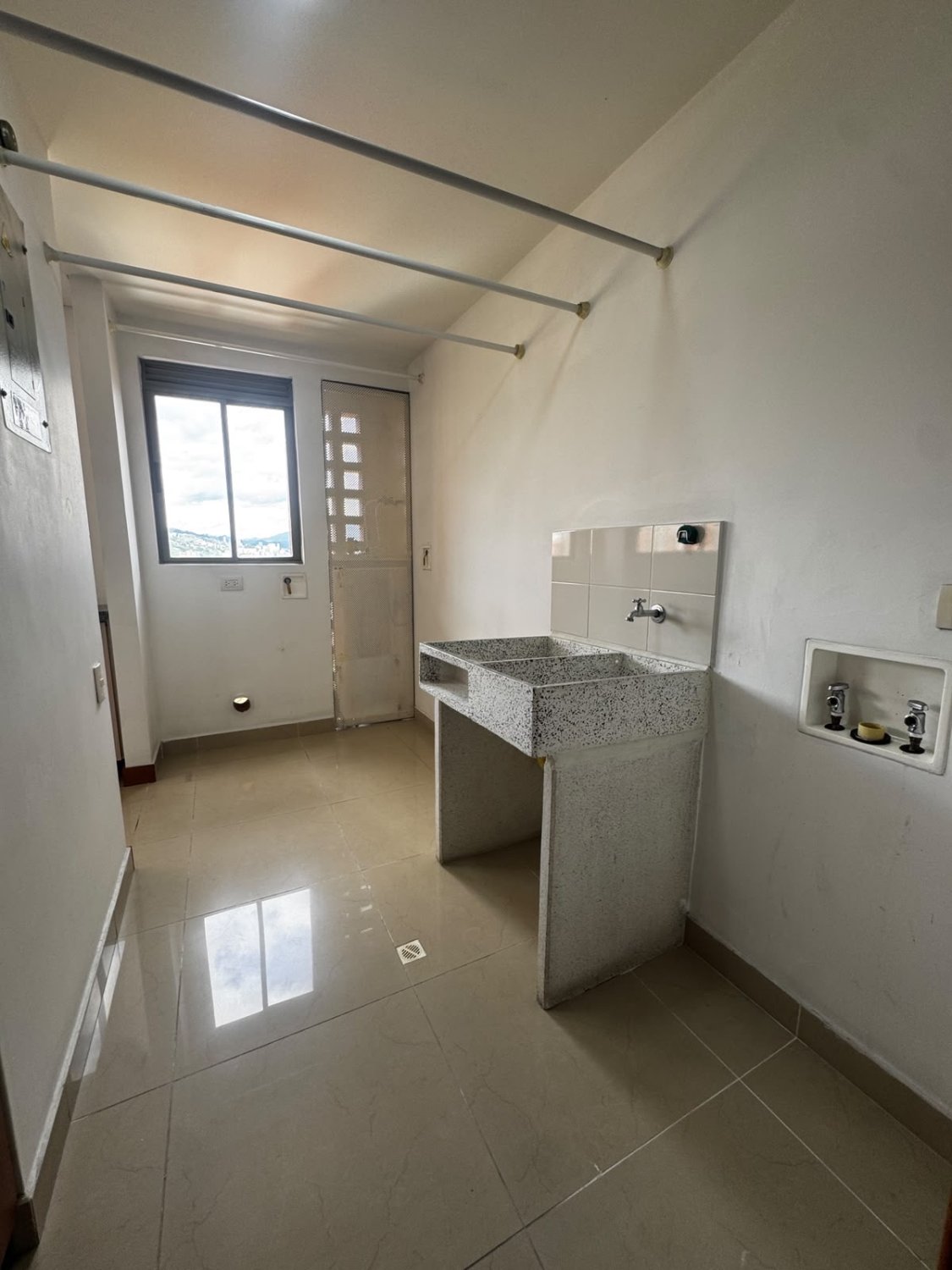 Amplio Apartamento con vista a Medellín en Renta Tradicional  - Image 17