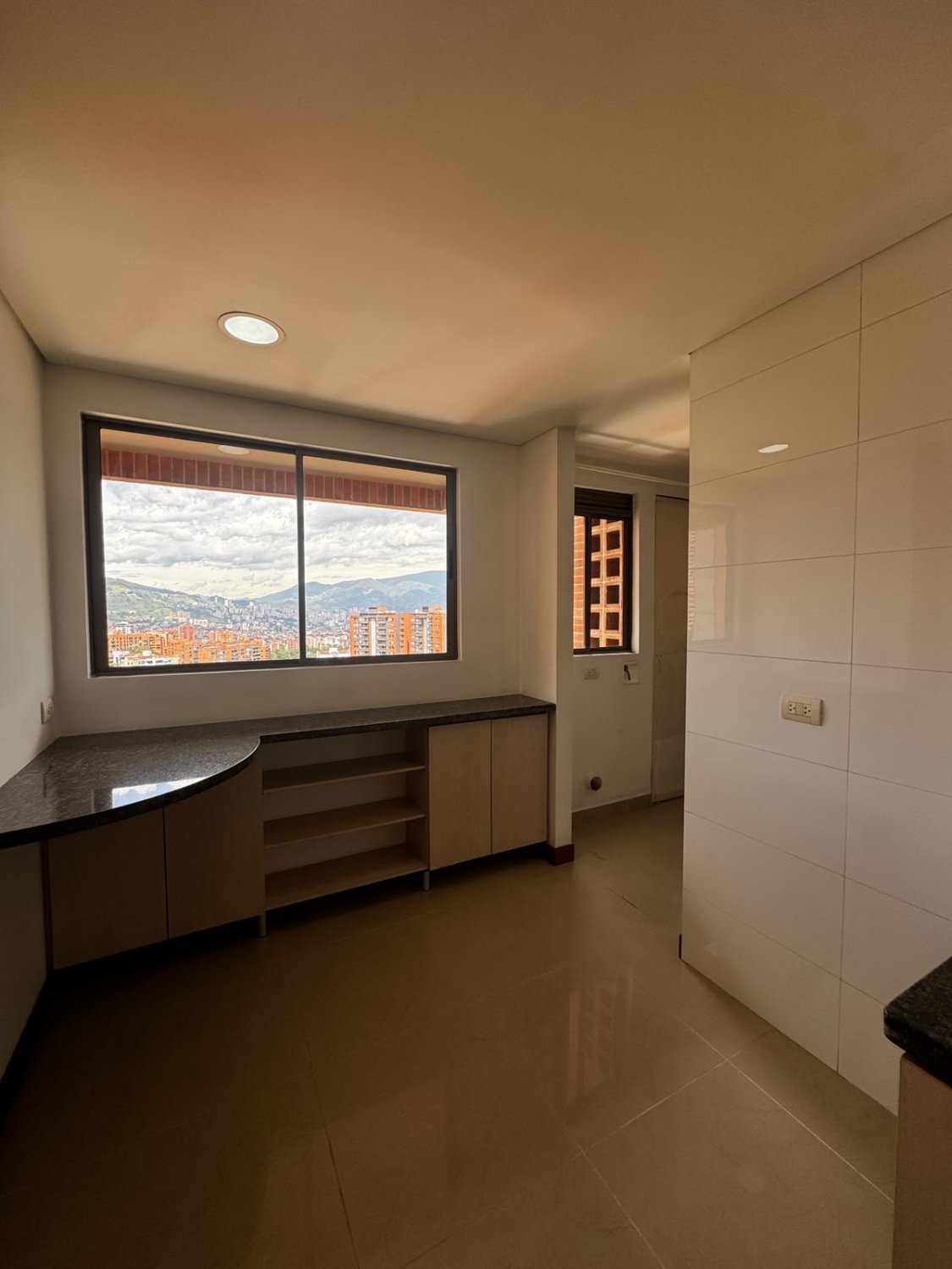 Amplio Apartamento con vista a Medellín en Renta Tradicional  - Image 15