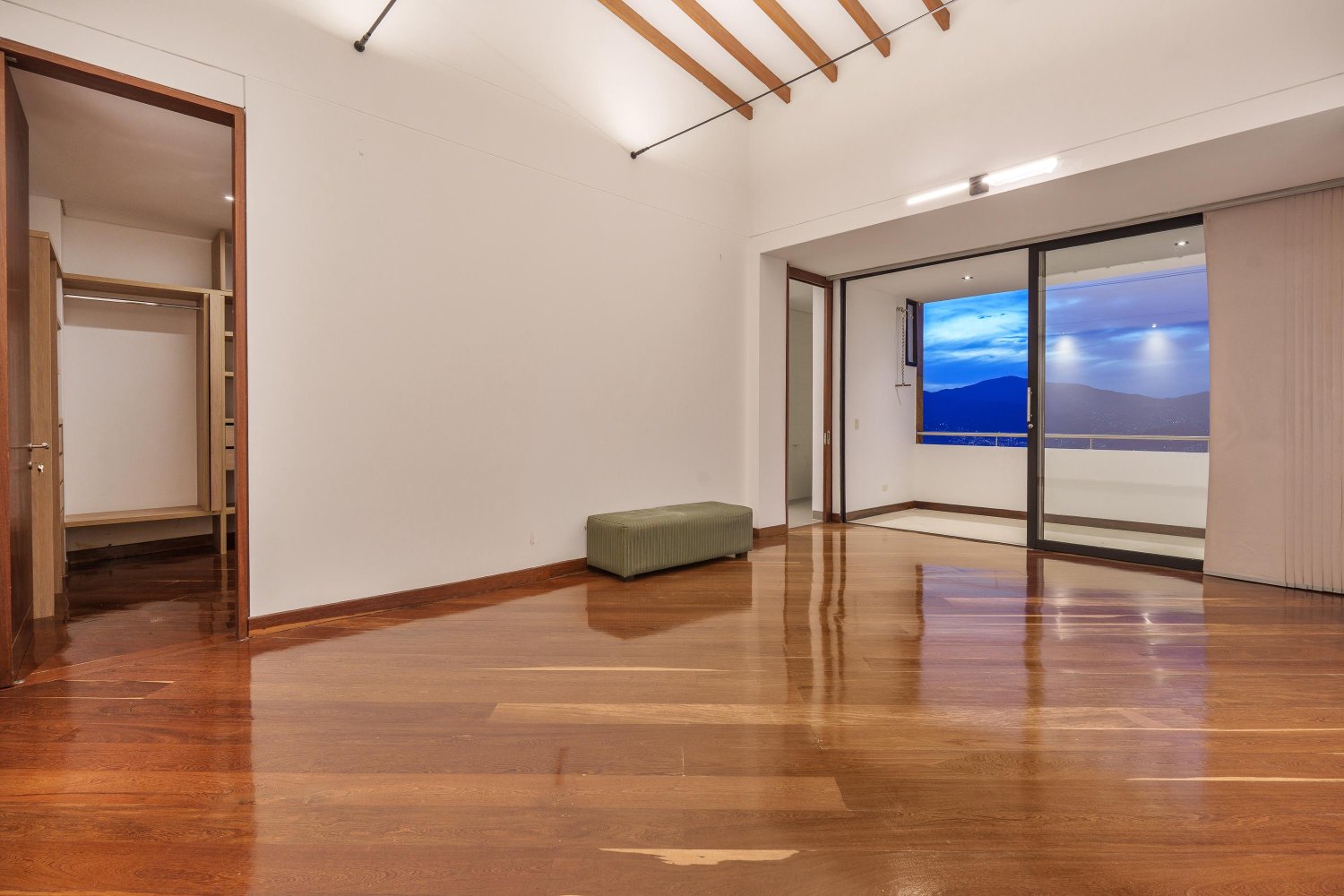 Exclusiva Casa De lujo en Renta y venta con la mejor Vista panorámica a Medellín  - 13