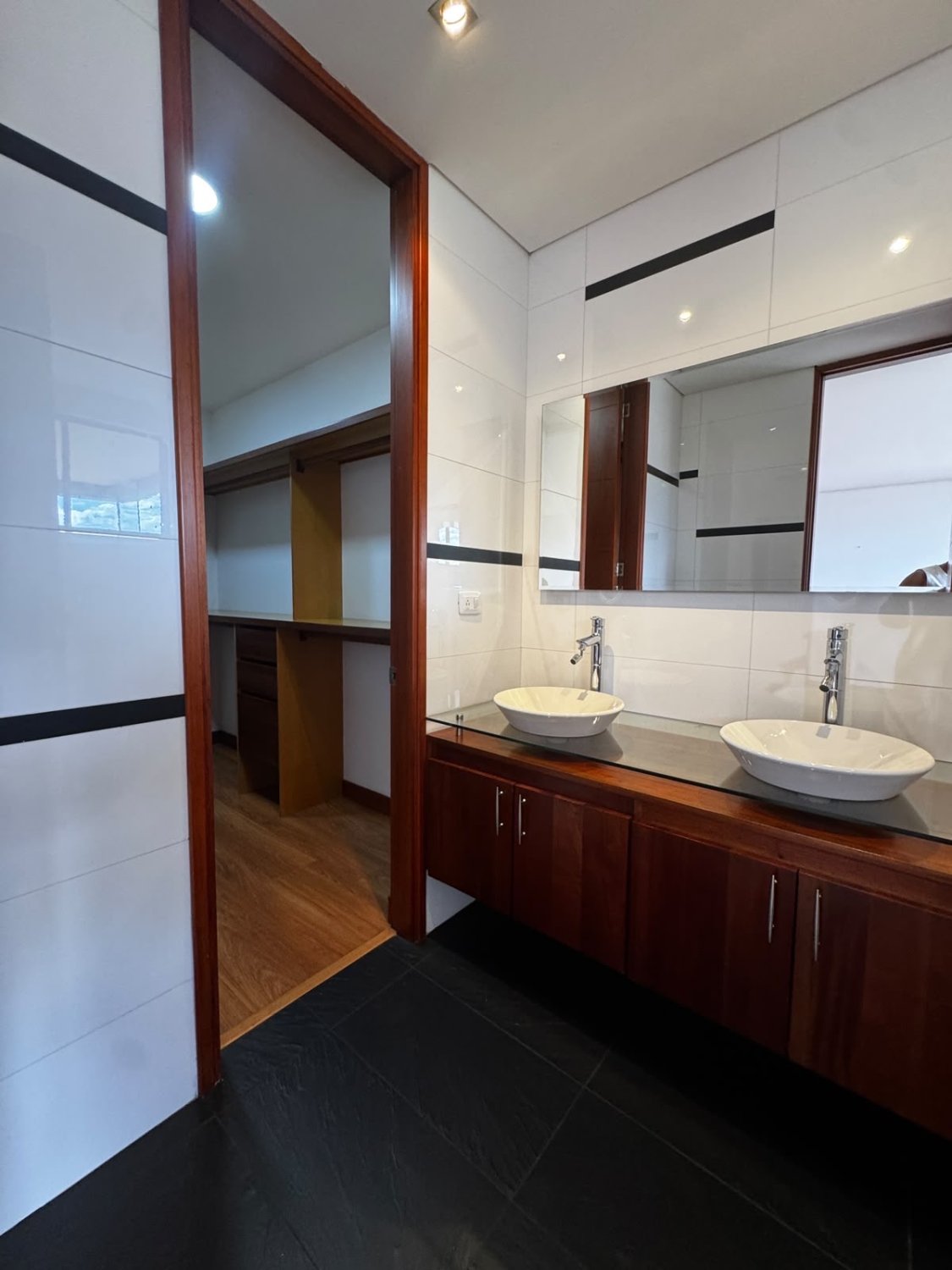 Amplio Apartamento con vista a Medellín en Renta Tradicional  - Image 23