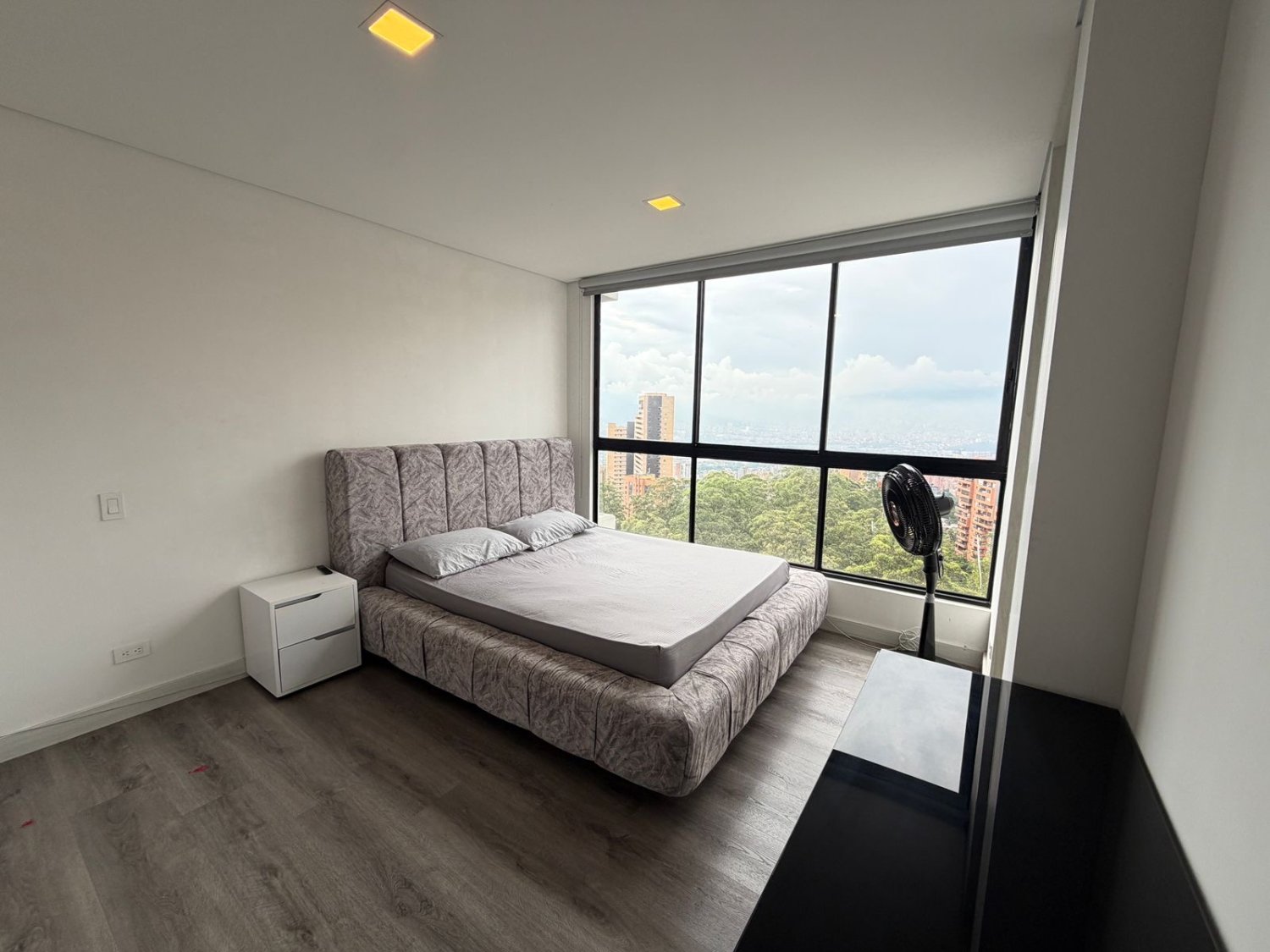 Apartamento amoblado moderno en el tesoro - Image 10