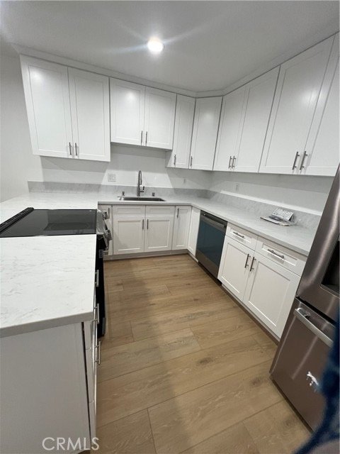 Modern condo in panorama city - Image 2