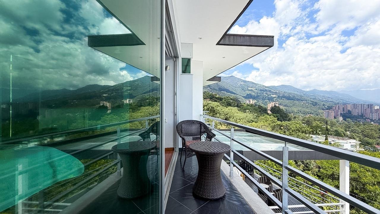 Exclusiva Casa con Vistas Impresionantes en Parcelacion (Poblado) - Image 10