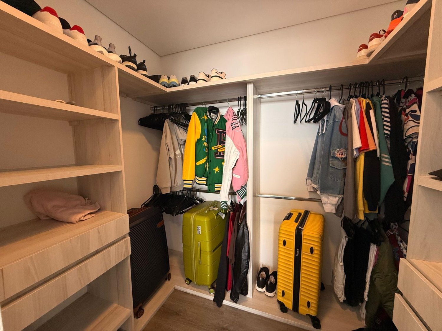 Se renta apartamento a pasos del cc tesoro  - Image 3