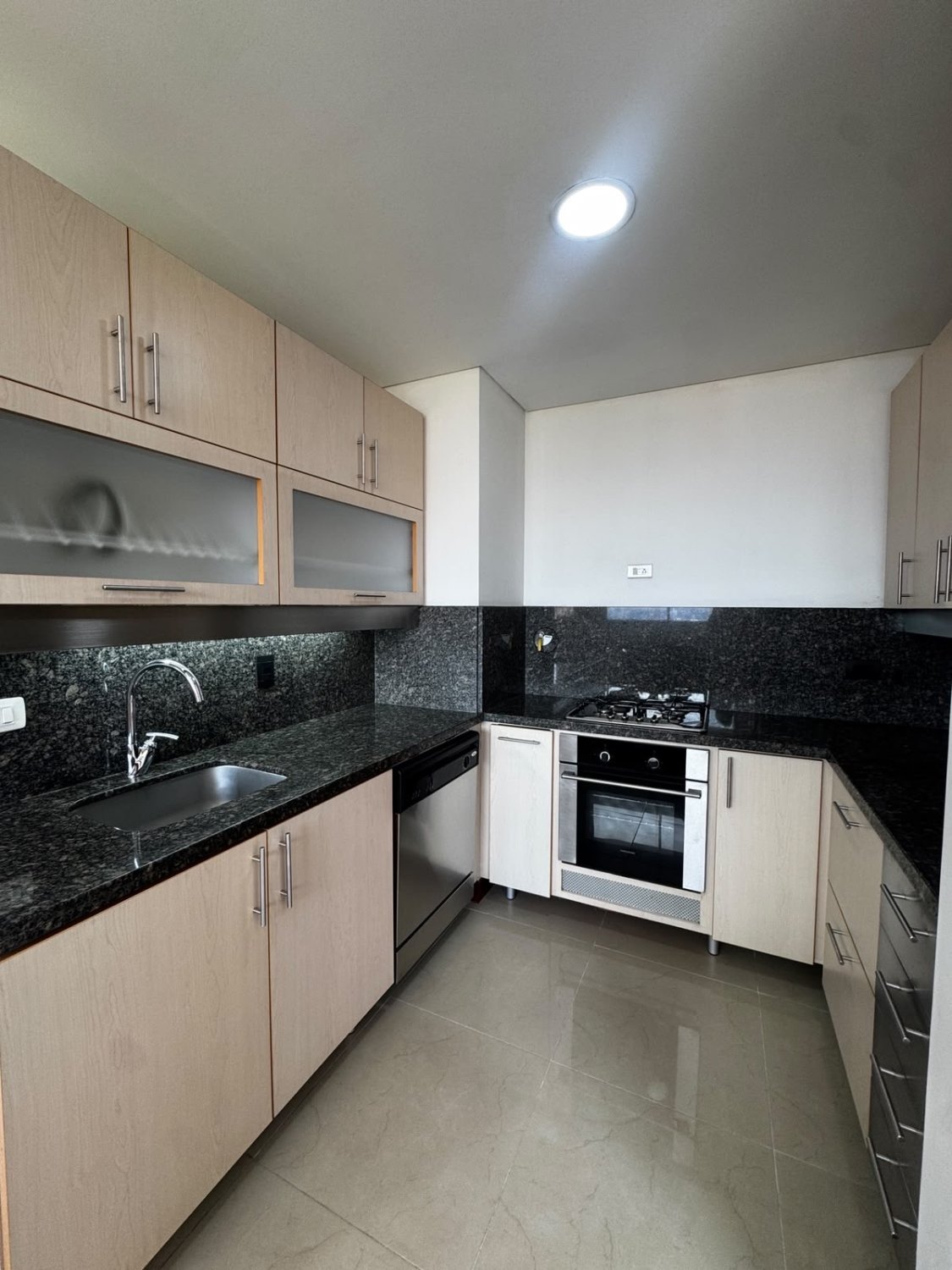Amplio Apartamento con vista a Medellín en Renta Tradicional  - Image 13