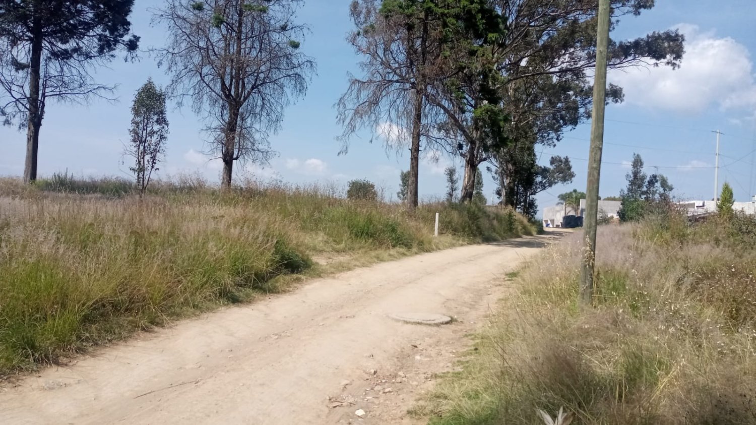 VENDO TODO O EN PARTES. TERRENO PLANO CON SERVICIOS A PIE DE CALLE - Image 1