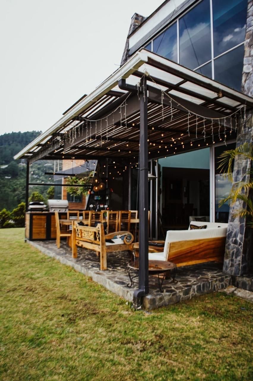 Exclusiva casa en Renta y venta en las palmas con vista panorámica a todo Medellín 