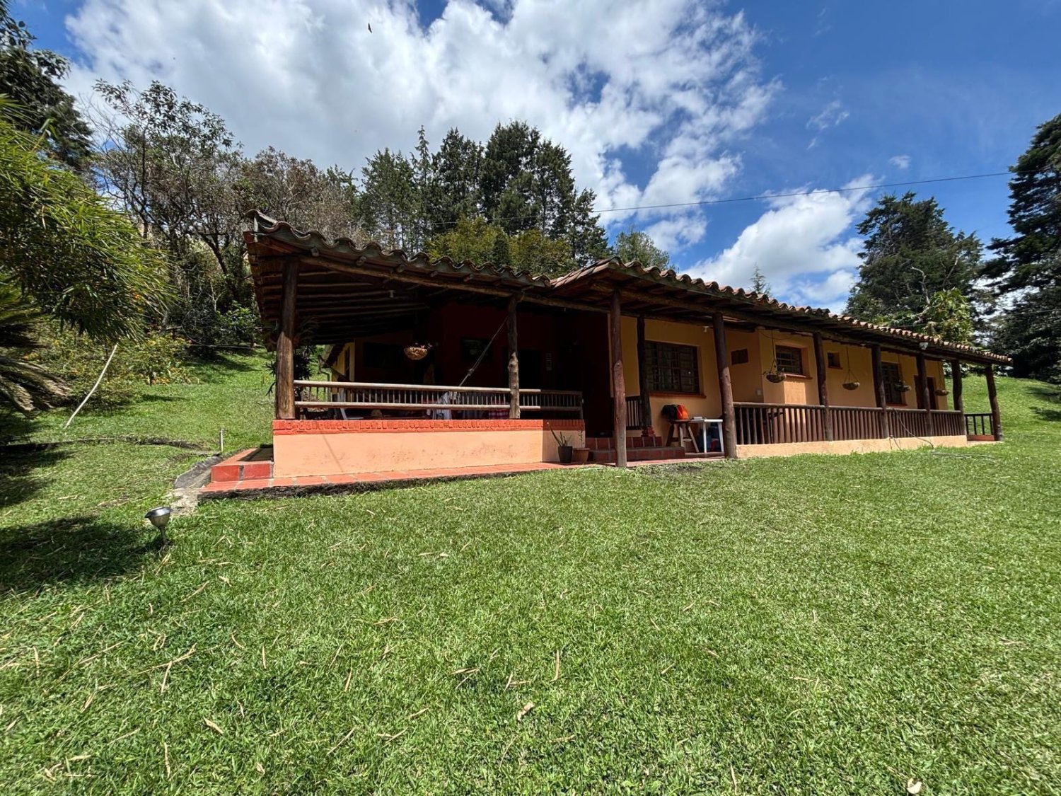 Casa lote disponible en venta en Guarne  con 3 cabañas  — 2