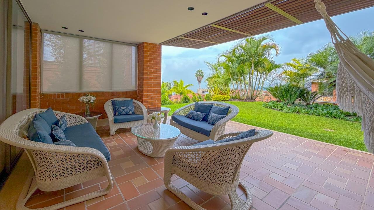 En Venta Amplia casa con Zonas verdes en Medellín (Poblado) - Image 12