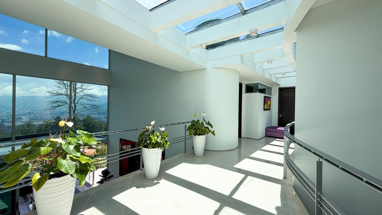 Exclusiva Casa con Vistas Impresionantes en Parcelacion (Poblado) - Image 14