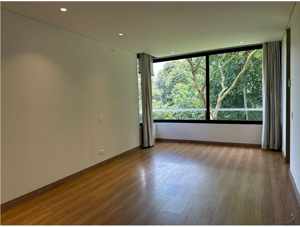 Hermosa casa en la loma del Escobero (Parte plana ) En Renta .  — 10