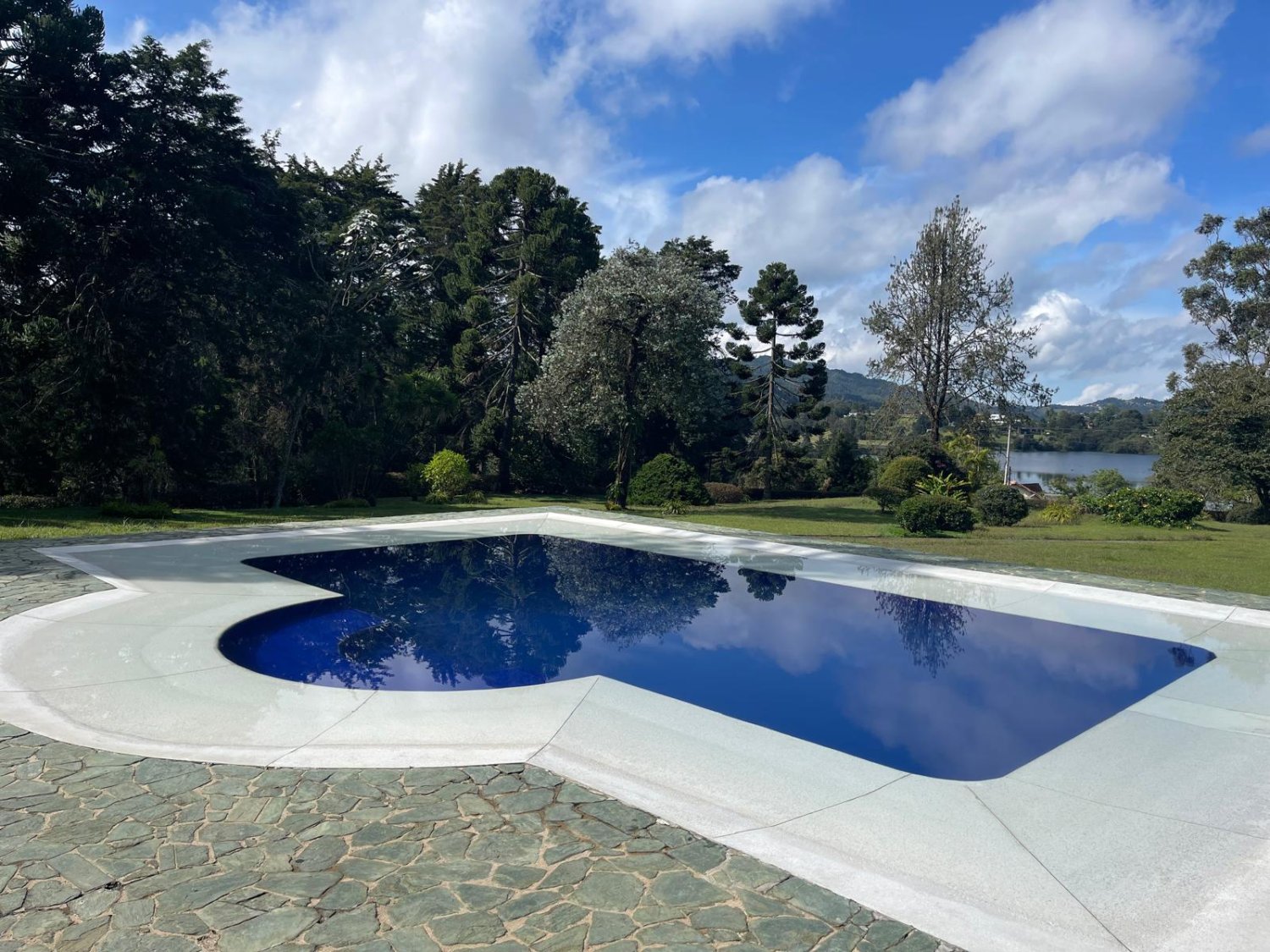 Casa Campestre en Fizebad Con Gran Lote - Image 4