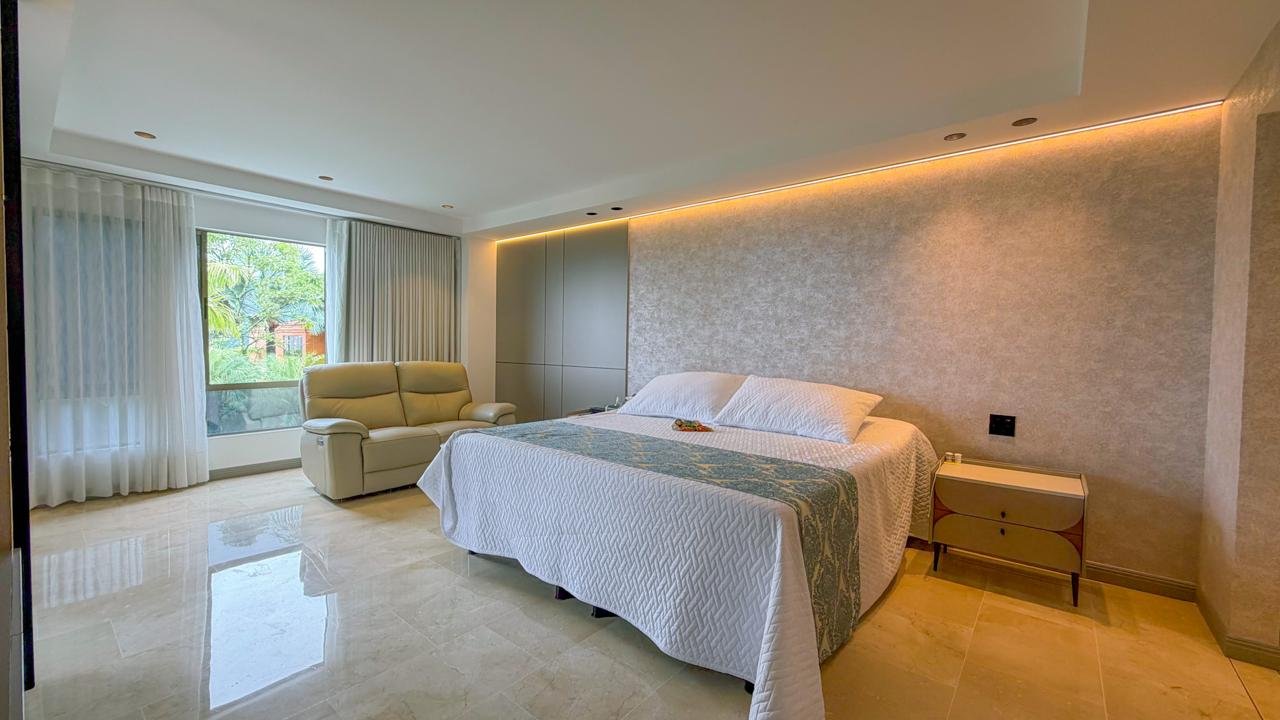 En Venta Amplia casa con Zonas verdes en Medellín (Poblado) - Image 18