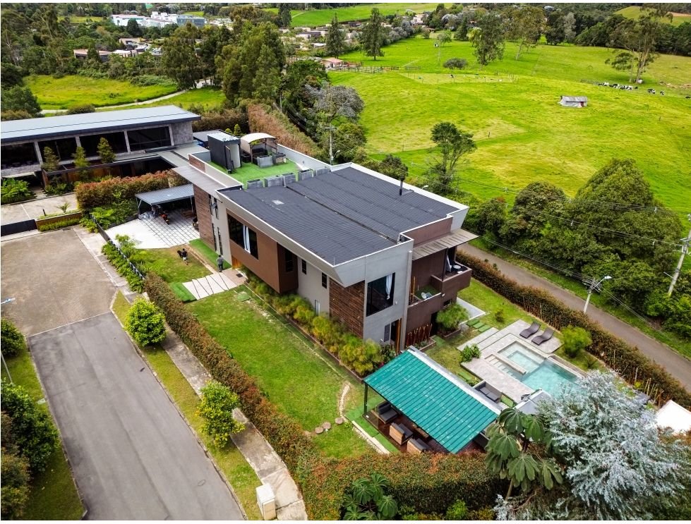 Exclusiva Casa Lujosa en Alto de las palmas  - Image 2