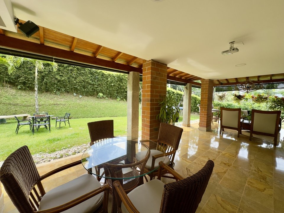 Gran casa En envigado en venta con amplia zona verde  — 3