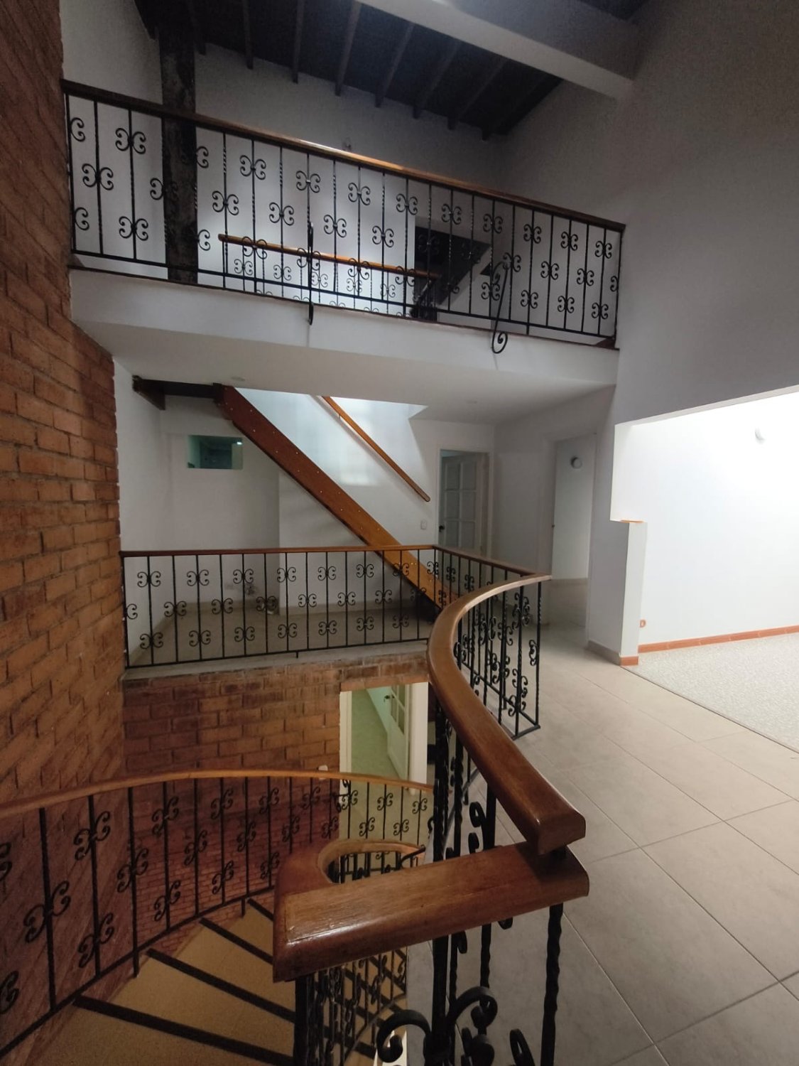 Gran Casa de 3 niveles en Renta y Venta en Sabaneta  — 24