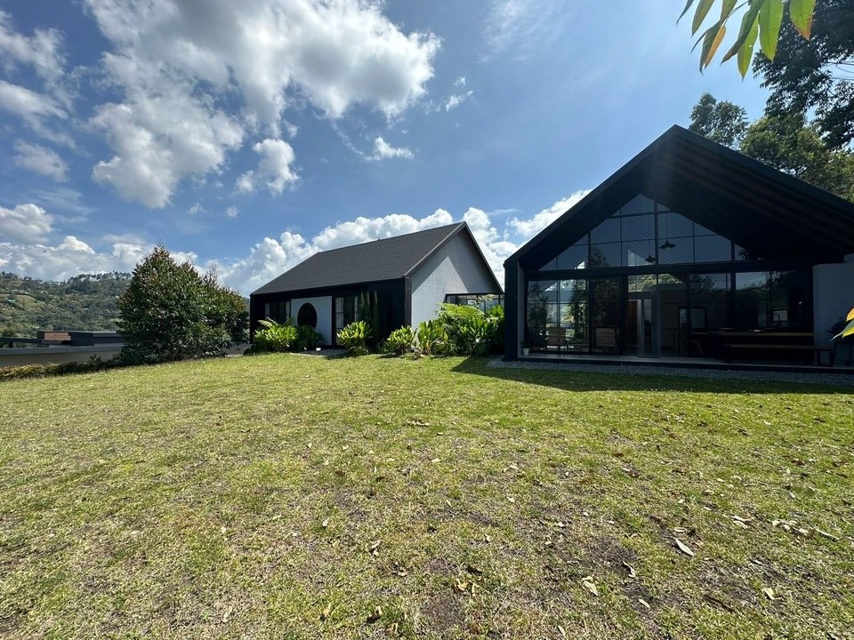 Hermosa casa recién construida Disponible en Venta en El retiro   — 1