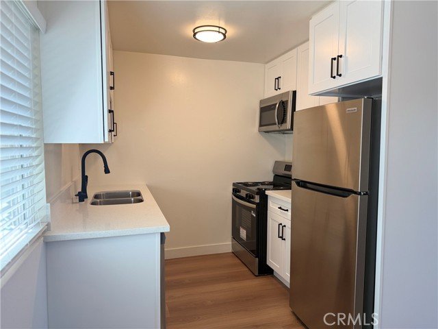 Beautiful Tarzana Apartment - Image 3