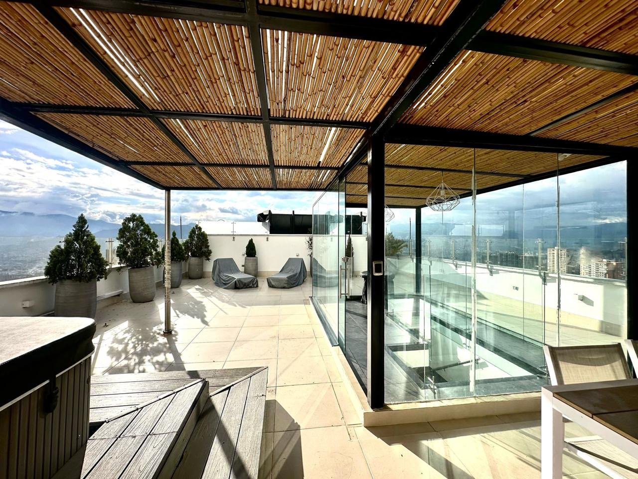 Exclusivo apartamento duplex con terraza y vista a la ciudad y jacuzzi en renta y venta  — 21