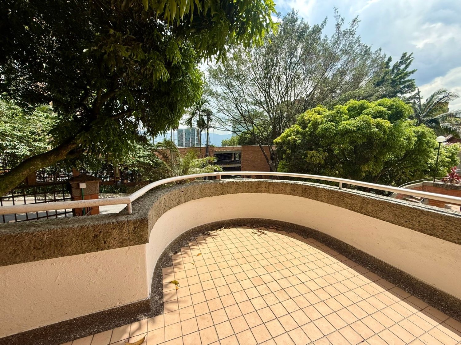 En renta casa en el poblado con amplio Patio  - Image 17