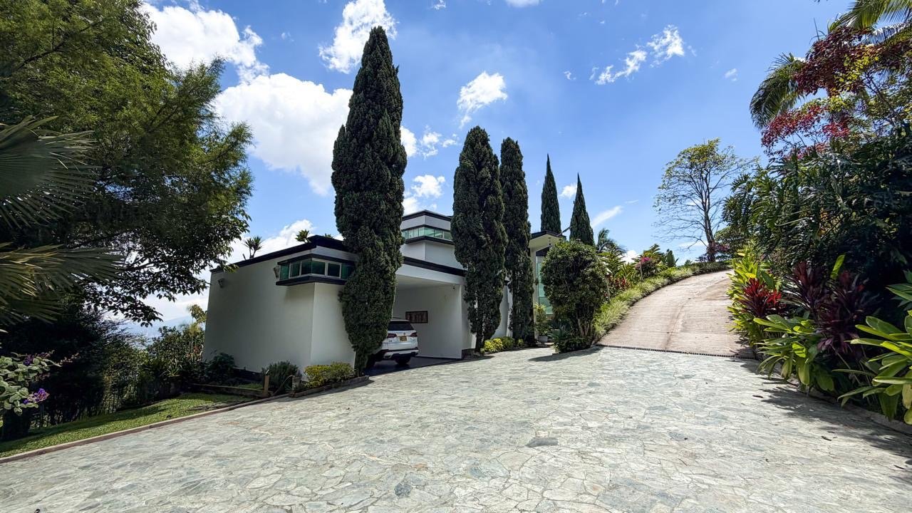 Exclusiva Casa con Vistas Impresionantes en Parcelacion (Poblado) - Image 4