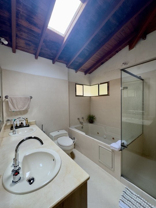 Gran casa En envigado en venta con amplia zona verde  — 14