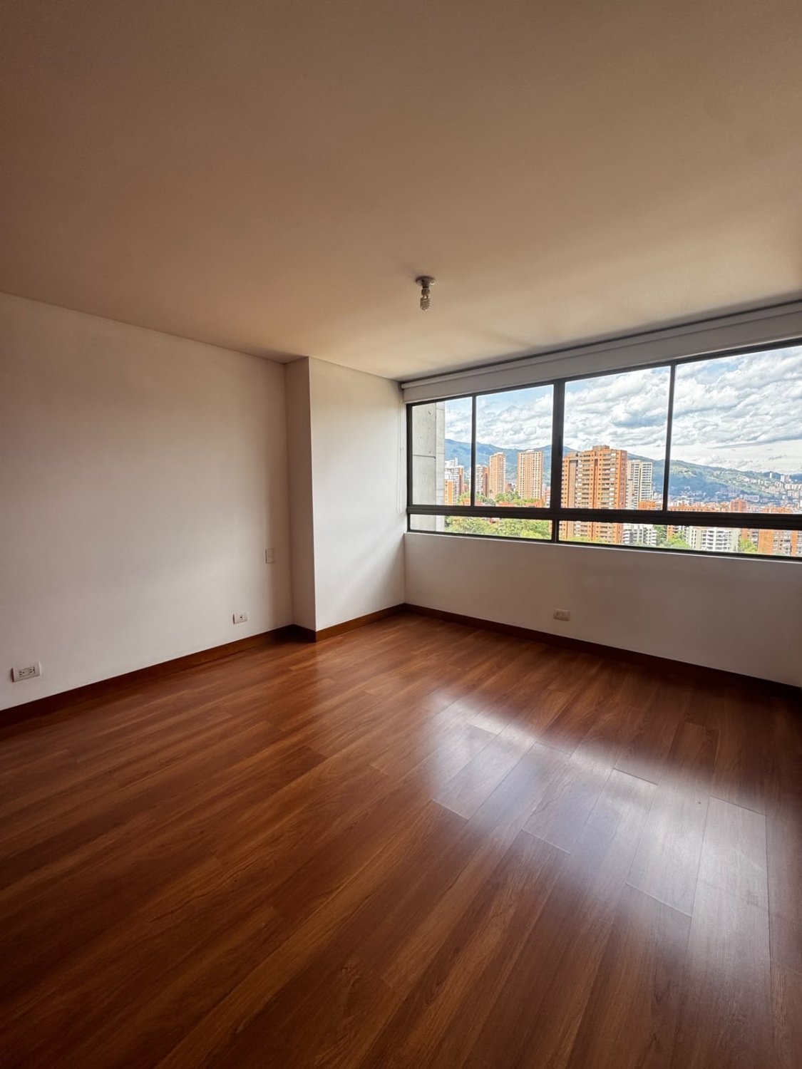 Amplio Apartamento con vista a Medellín en Renta Tradicional  - Image 10