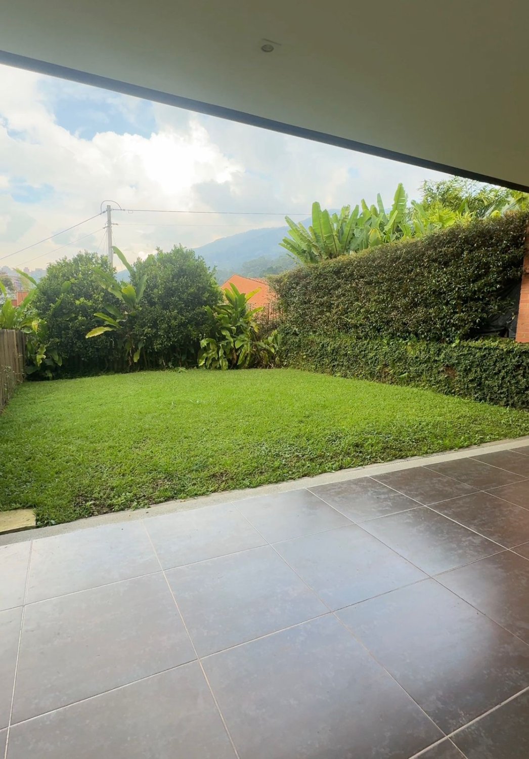 Oasis Luminoso en las Montañas - Image 9