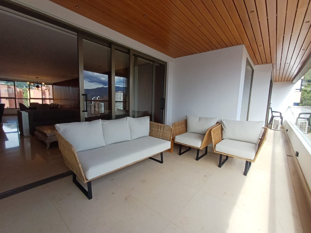 Gran apartamento con vista a la ciudad en Renta en el poblado  — 7