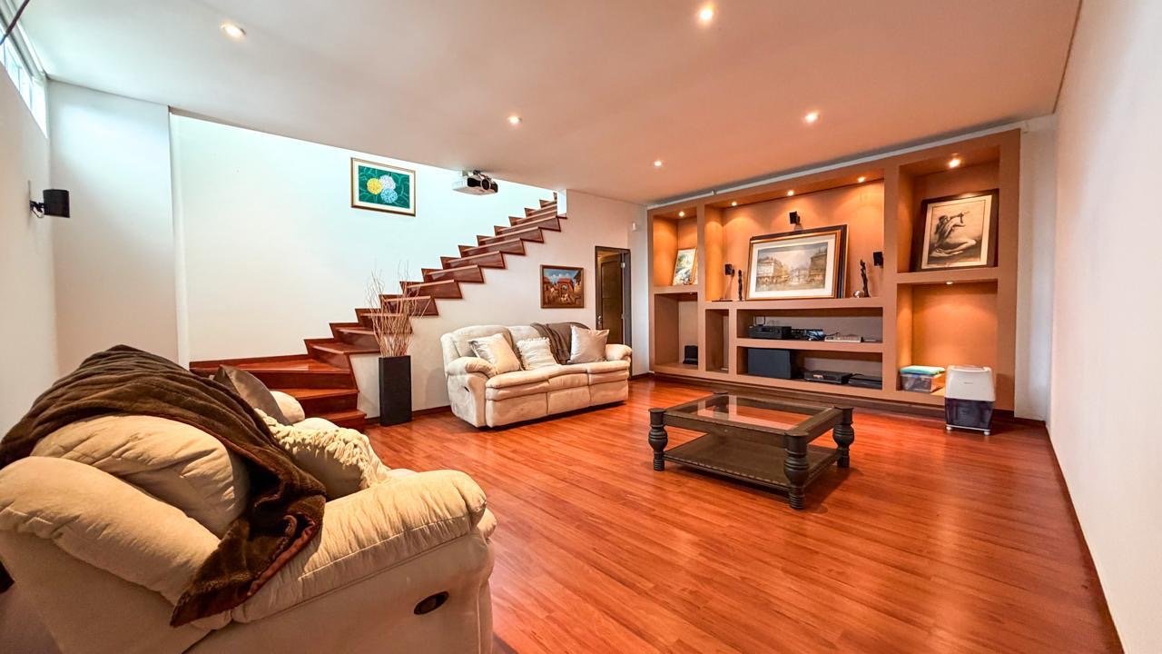 Exclusiva Casa con Vistas Impresionantes en Parcelacion (Poblado) - Image 20